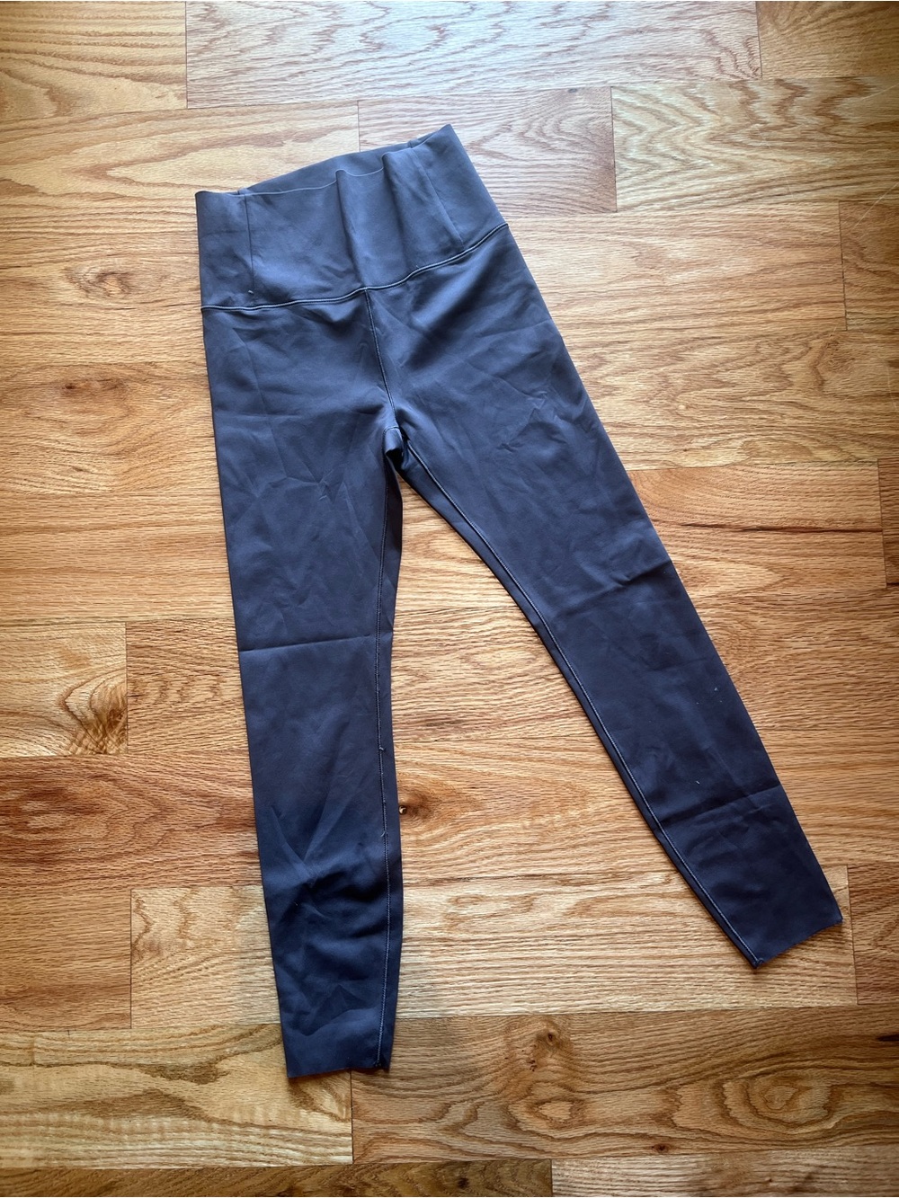 VUORI Evolve Performance Leggings in Plum